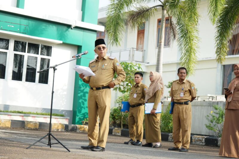 Sekretaris Daerah Kota Pontianak Amirullah memberikan arahan kepada seluruh ASN di lingkungan Kecamatan Pontianak Selatan.