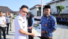 Wali Kota Pontianak Edi Rusdi Kamtono menyerahkan secara simbolis SK PNS kepada perwakilan dari CPNS.