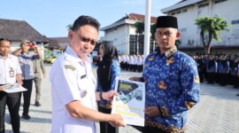 Wali Kota Pontianak Edi Rusdi Kamtono menyerahkan secara simbolis SK PNS kepada perwakilan dari CPNS.