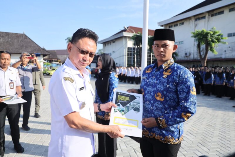 Wali Kota Pontianak Edi Rusdi Kamtono menyerahkan secara simbolis SK PNS kepada perwakilan dari CPNS.