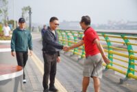 Wali Kota Pontianak Edi Rusdi Kamtono menyusuri waterfront di tepian Sungai Kapuas. Pembangunan waterfron akan berlanjut dari Gang Kamboja hingga H Mursyid.