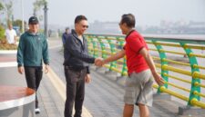 Wali Kota Pontianak Edi Rusdi Kamtono menyusuri waterfront di tepian Sungai Kapuas. Pembangunan waterfron akan berlanjut dari Gang Kamboja hingga H Mursyid.