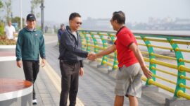 Wali Kota Pontianak Edi Rusdi Kamtono menyusuri waterfront di tepian Sungai Kapuas. Pembangunan waterfron akan berlanjut dari Gang Kamboja hingga H Mursyid.