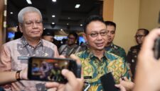 Wali Kota Pontianak Edi Rusdi Kamtono bersama Sekretaris Daerah Provinsi Kalbar Harisson saat diwawancarai.