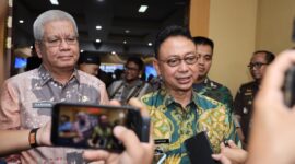 Wali Kota Pontianak Edi Rusdi Kamtono bersama Sekretaris Daerah Provinsi Kalbar Harisson saat diwawancarai.