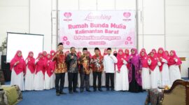 Wakil Wali Kota Pontianak Bahasan berfoto bersama pengurus Yayasan Rumah Bunda Mulia Wilayah Kalbar.