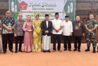 Wali Kota Pontianak Edi Rusdi Kamtono menyematkan Lencana Kejuangan 45 kepada Tokoh Pejuang Angkatan 45 Alm. H. A. Achmad Noor yang diwakilkan kepada putra almarhum, H Boy Mirza Noor