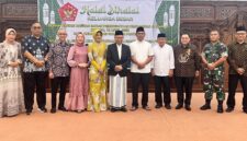 Wali Kota Pontianak Edi Rusdi Kamtono menyematkan Lencana Kejuangan 45 kepada Tokoh Pejuang Angkatan 45 Alm. H. A. Achmad Noor yang diwakilkan kepada putra almarhum, H Boy Mirza Noor