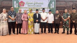 Wali Kota Pontianak Edi Rusdi Kamtono menyematkan Lencana Kejuangan 45 kepada Tokoh Pejuang Angkatan 45 Alm. H. A. Achmad Noor yang diwakilkan kepada putra almarhum, H Boy Mirza Noor