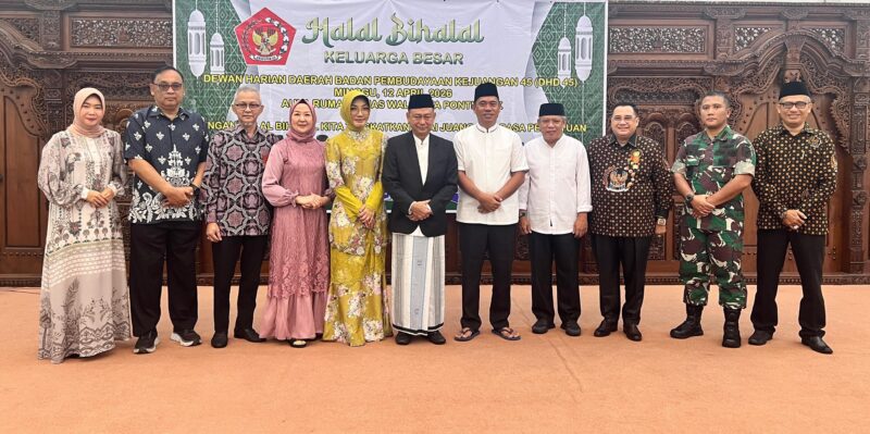 Wali Kota Pontianak Edi Rusdi Kamtono menyematkan Lencana Kejuangan 45 kepada Tokoh Pejuang Angkatan 45 Alm. H. A. Achmad Noor yang diwakilkan kepada putra almarhum, H Boy Mirza Noor