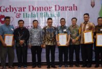 Wali Kota Pontianak Edi Rusdi Kamtono menyerahkan piagam penghargaan kepada para pendonor yang telah mendonorkan darahnya untuk kemanusiaan.