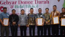 Wali Kota Pontianak Edi Rusdi Kamtono menyerahkan piagam penghargaan kepada para pendonor yang telah mendonorkan darahnya untuk kemanusiaan.