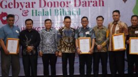 Wali Kota Pontianak Edi Rusdi Kamtono menyerahkan piagam penghargaan kepada para pendonor yang telah mendonorkan darahnya untuk kemanusiaan.