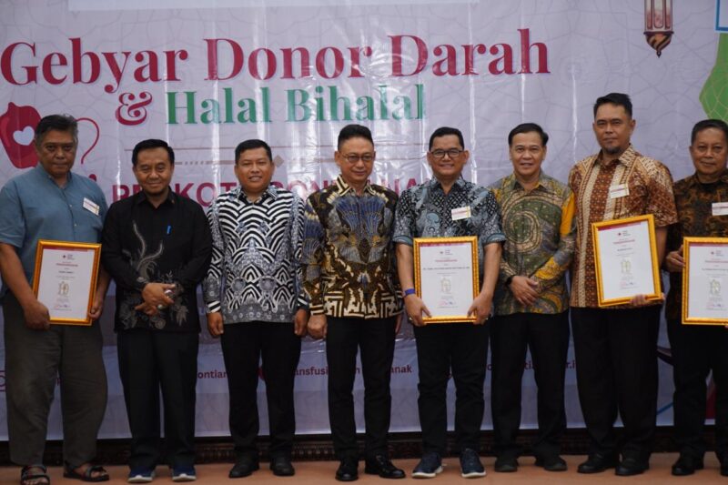 Wali Kota Pontianak Edi Rusdi Kamtono menyerahkan piagam penghargaan kepada para pendonor yang telah mendonorkan darahnya untuk kemanusiaan.