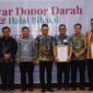 Wali Kota Pontianak Edi Rusdi Kamtono menyerahkan piagam penghargaan kepada para pendonor yang telah mendonorkan darahnya untuk kemanusiaan.