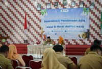 Sekretaris Daerah Kota Pontianak Amirullah memberikan arahan kepada ASN se-Kecamatan Pontianak Kota.