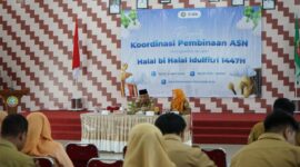 Sekretaris Daerah Kota Pontianak Amirullah memberikan arahan kepada ASN se-Kecamatan Pontianak Kota.