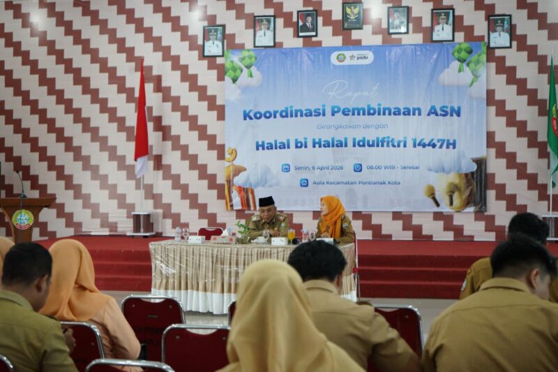 Sekretaris Daerah Kota Pontianak Amirullah memberikan arahan kepada ASN se-Kecamatan Pontianak Kota.