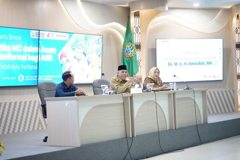 ekretaris Daerah (Sekda) Kota Pontianak Amirullah saat membuka Bimtek dan Etika MC di lingkup Pemerintah Kota Pontianak