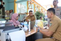 Warga memanfaatkan layanan pajak daerah Gokatan di halaman Kantor Camat Pontianak Tenggara.