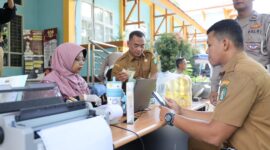 Warga memanfaatkan layanan pajak daerah Gokatan di halaman Kantor Camat Pontianak Tenggara.