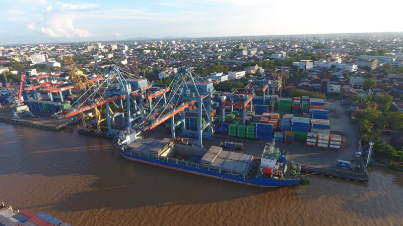 suasana lengang dermaga di pelabuhan dwikora