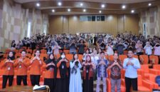 sesi foto bersama seluruh peserta dan narasumber