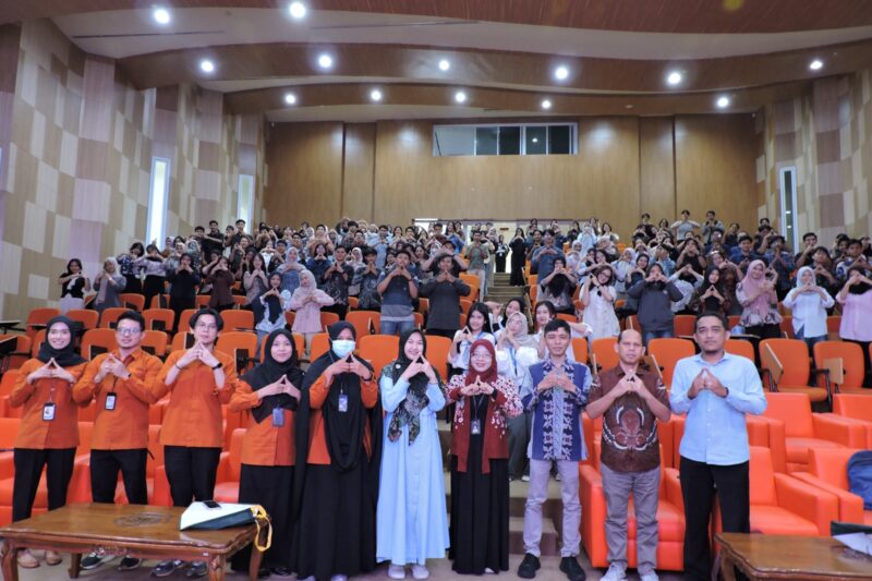 sesi foto bersama seluruh peserta dan narasumber 