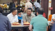 Wali Kota Pontianak Edi Rusdi Kamtono berbincang dengan Menko Polkam RI Jenderal TNI (Purn) Djamari Chaniago di Warkop Asiang