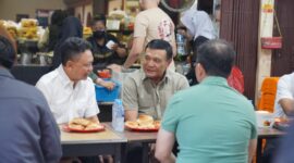 Wali Kota Pontianak Edi Rusdi Kamtono berbincang dengan Menko Polkam RI Jenderal TNI (Purn) Djamari Chaniago di Warkop Asiang