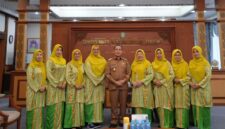 foto bersama pengurus DPP MPM bersama dengan Gubernur Kalbar