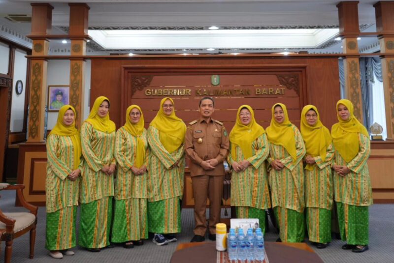 foto bersama pengurus DPP MPM bersama dengan Gubernur Kalbar