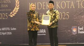 Wakil Wali Kota Pontianak Bahasan menerima piagam penghargaan dari Setara Institute sebagai Kota Terbaik pada Zona Konsolidasi Indeks Kota Toleran 2025