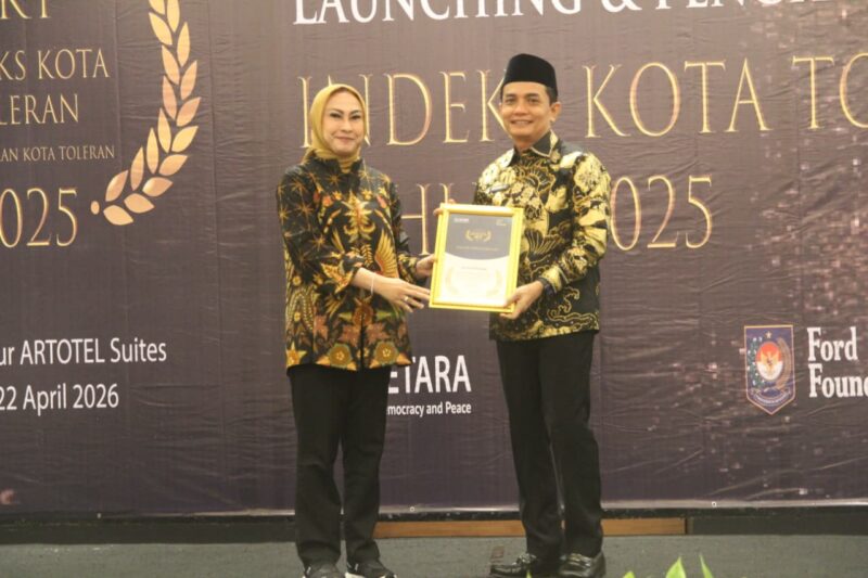 Wakil Wali Kota Pontianak Bahasan menerima piagam penghargaan dari Setara Institute sebagai Kota Terbaik pada Zona Konsolidasi Indeks Kota Toleran 2025