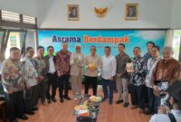 foto bersama Mendikti Saintek bersama dengan rektor dan wakil rektor untan