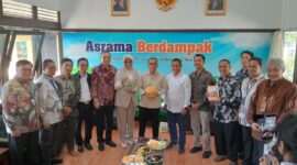 foto bersama Mendikti Saintek bersama dengan rektor dan wakil rektor untan