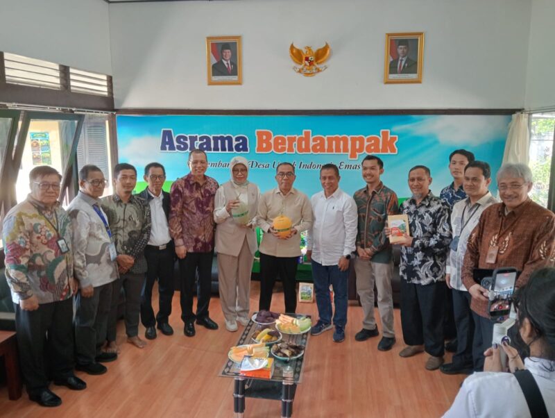 foto bersama Mendikti Saintek bersama dengan rektor dan wakil rektor untan