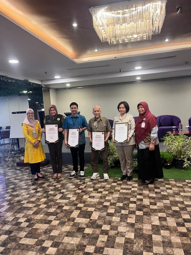 Klinik Pratama Universitas Tanjungpura menerima penghargaan dari BPJS Kesehatan