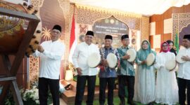 Sekretaris Daerah Kota Pontianak Amirullah menabuh beduk menandai dibukanya MTQ ke-34 Tingkat Kecamatan Pontianak Barat