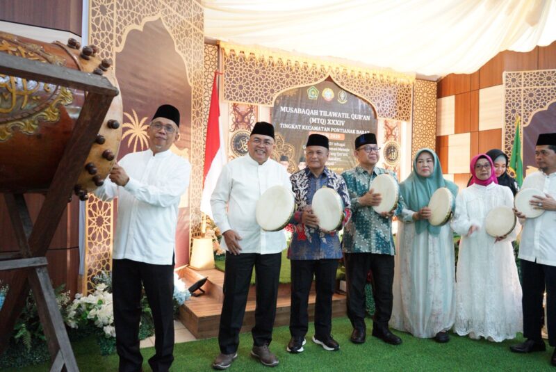 Sekretaris Daerah Kota Pontianak Amirullah menabuh beduk menandai dibukanya MTQ ke-34 Tingkat Kecamatan Pontianak Barat
