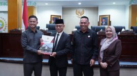 Wali Kota Pontianak Edi Rusdi Kamtono menerima rekomendasi DPRD Kota Pontianak terhadap Laporan Keterangan Pertanggungjawaban Wali Kota Pontianak tahun 2025.