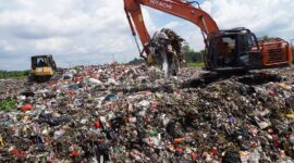 Wali Kota Pontianak Edi Rusdi Kamtono meninjau TPA Batulayang yang akan beralih dari sistem open dumping  menjadi sanitary landfill dan contolled landfill