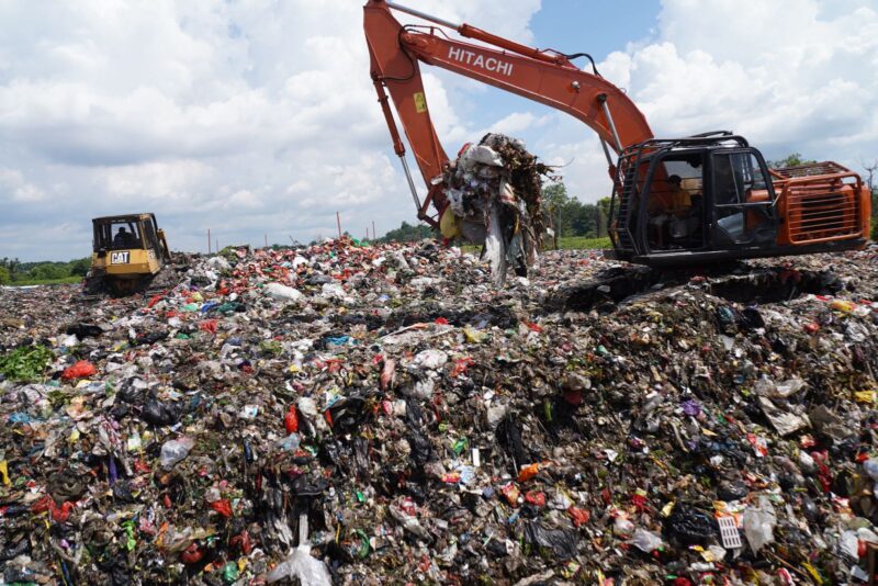 Wali Kota Pontianak Edi Rusdi Kamtono meninjau TPA Batulayang yang akan beralih dari sistem open dumping  menjadi sanitary landfill dan contolled landfill