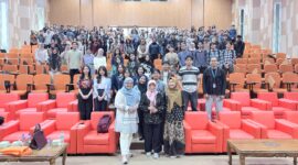 Foto bersama seluruh peserta dan panitia kegiatan 