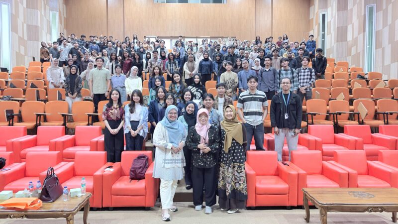 Foto bersama seluruh peserta dan panitia kegiatan 