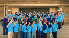 Foto bersama ketua dan panitia kegiatan 