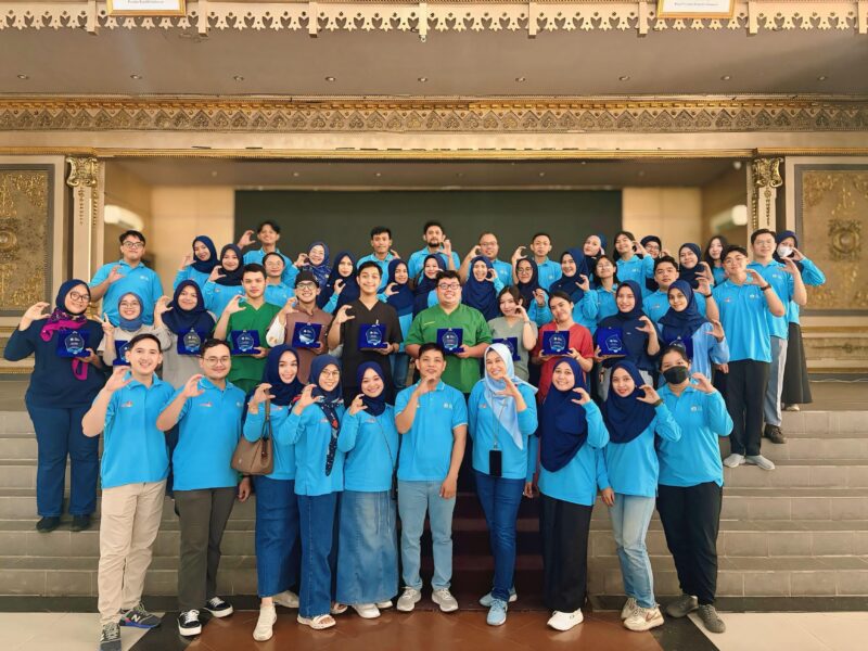 Foto bersama ketua dan panitia kegiatan 