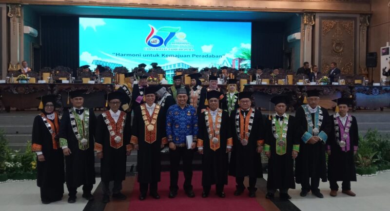 Foto bersama Rektor Untan usai diesnatalis Untan ke - 67 tahun