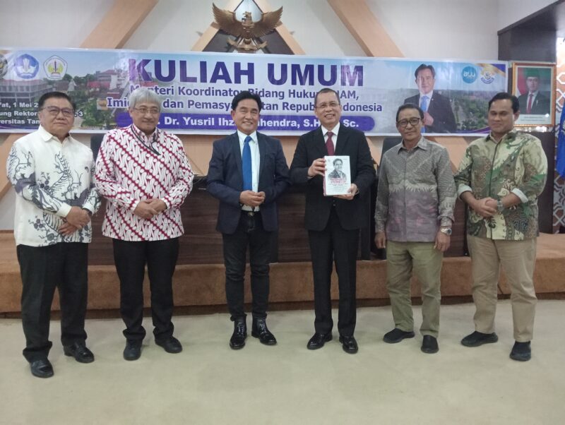 Rektor Untan bersama jajaran Wakil Rektor berfoto bersama Menteri Yusril Ihza Mahendra