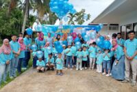 foto bersama daycare kita bersama anak dan pelepasan balon